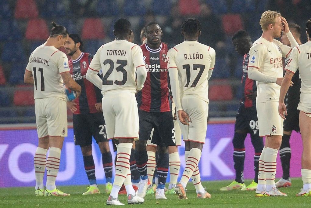 BOLOGNA, ITALY - OCTOBER 23: Adama Soumaoro of Bologna FC looks dejected after being sent off during the Serie A match between Bologna FC and AC Milan at Stadio Renato Dall'Ara on October 23, 2021 in Bologna, Italy. (Photo by Mario Carlini / Iguana Press/Getty Images)