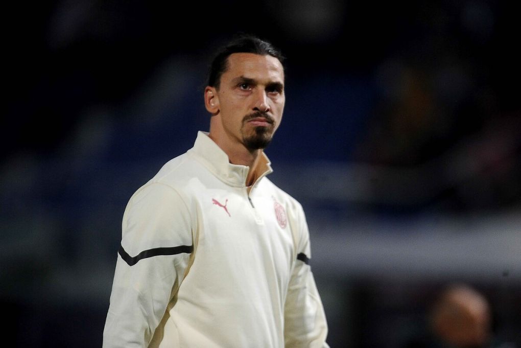 BOLOGNA, ITALY - OCTOBER 23: Zlatan Ibrahimovic of AC Milan looks on prior the beginning of the Serie A match between Bologna FC and AC Milan at Stadio Renato Dall'Ara on October 23, 2021 in Bologna, Italy. (Photo by Mario Carlini / Iguana Press/Getty Images)