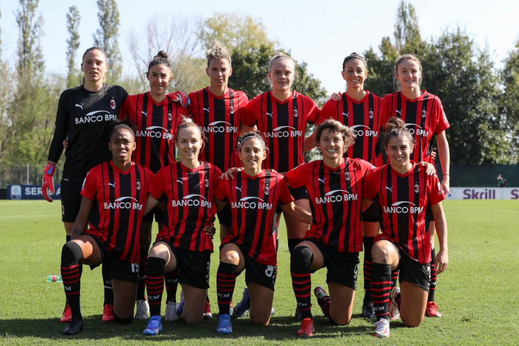 MILAN, ITALY - OCTOBER 10: The AC Milan starting eleven, back row ( L to R ); Laura Giuliani, Laura Fusetti, Laura Agard, Gudny Arnadottir, Greta Adami and Christy Grimshaw, front row ( L to R ); Lindsey Thomas, Sara Thrige Andersen, Veronica Boquete, Valentina Giacinti and Valentina Bergamaschi line up for a team photo prior to kick off in the Women Serie A match between AC Milan and AS Roma at Campo Sportivo Vismara on October 10, 2021 in Milan, Italy. (Photo by Jonathan Moscrop/Getty Images)
