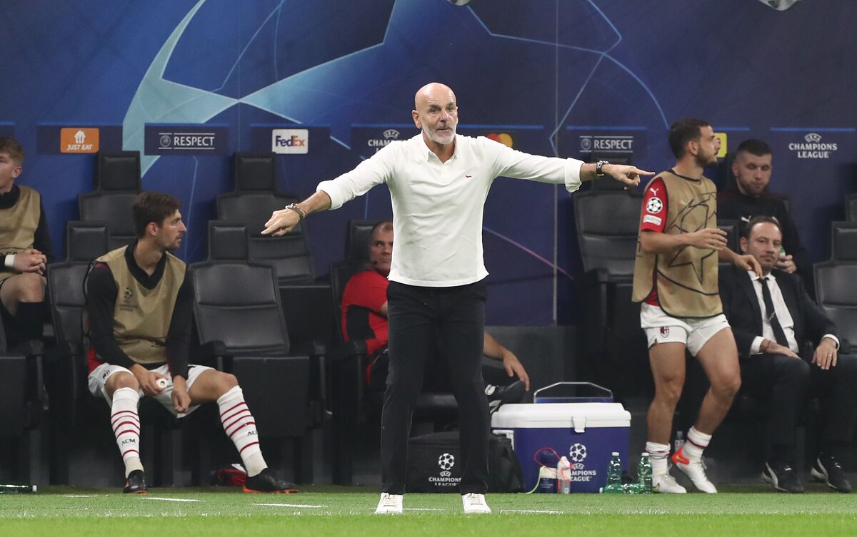 MILAN, ITALY - SEPTEMBER 28: AC Milan coach Stefano Pioli gestures during the UEFA Champions League group B match between AC Milan and Atletico Madrid at Giuseppe Meazza Stadium on September 28, 2021 in Milan, Italy. (Photo by Marco Luzzani/Getty Images)