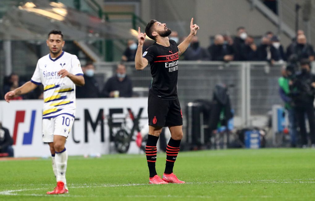 MILAN, ITALY - OCTOBER 16: Olivier Giroud of AC Milan celebrates after scoring their team's first goal during the Serie A match between AC Milan and Hellas Verona FC at Stadio Giuseppe Meazza on October 16, 2021 in Milan, Italy. (Photo by Marco Luzzani/Getty Images)