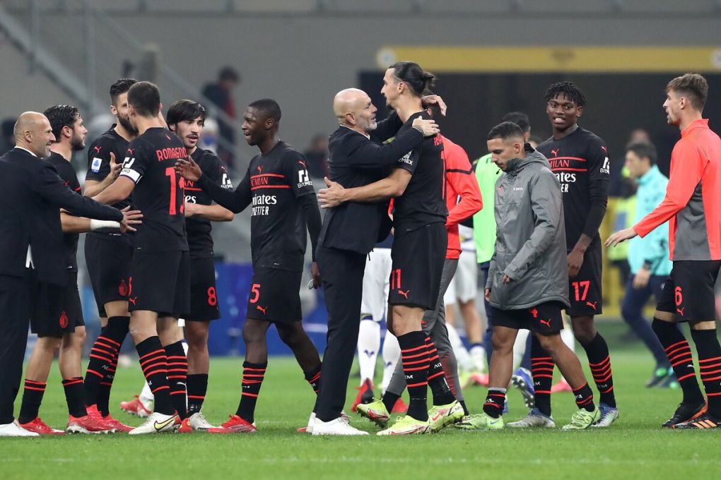 MILAN, ITALY - OCTOBER 16: Stefano Pioli embraces Zlatan Ibrahimovic of AC Milan after their sides victory in the Serie A match between AC Milan and Hellas Verona FC at Stadio Giuseppe Meazza on October 16, 2021 in Milan, Italy. (Photo by Marco Luzzani/Getty Images)