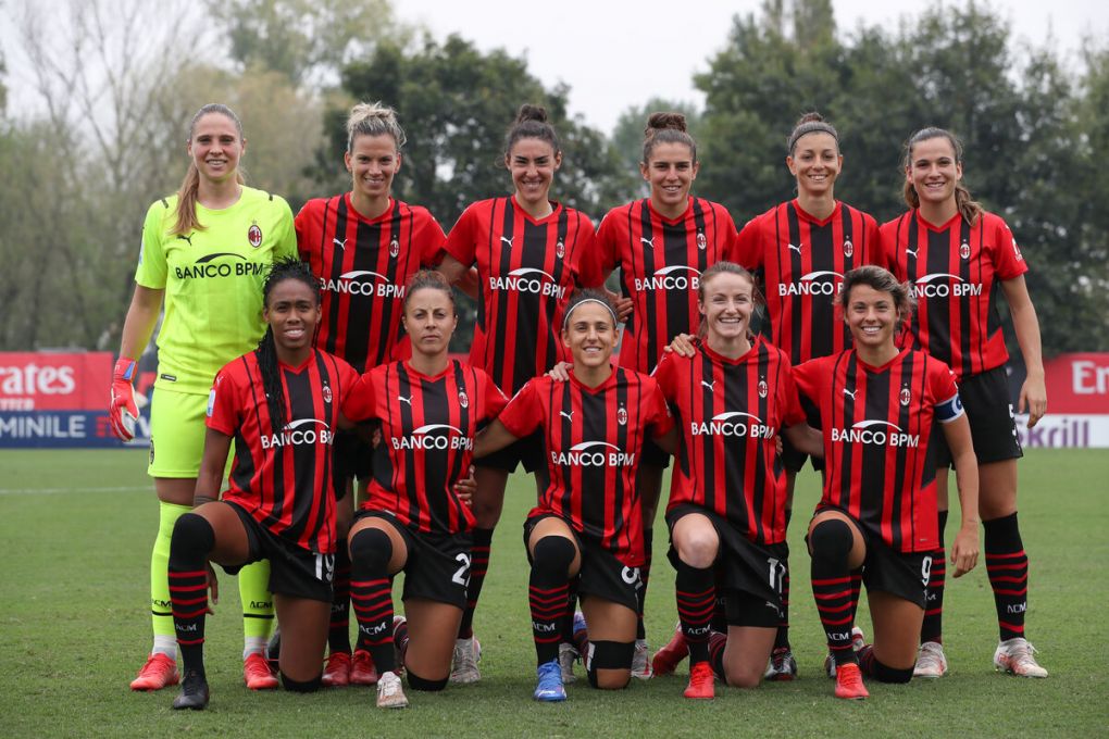 MILAN, ITALY - SEPTEMBER 25: The AC Milan starting eleven line up for a team photo prior to kick off, back row ( L to R ); Laura Giuliani, Laura Agard, Laura Fusetti, Valentina Bergamaschi, Greta Adami and Laia Codina Panedas, front row ( L to R ); Lindsey Thomas, Linda Tucceri Cimini, Veronica Boquete, Christy Grimshaw and Valentina Giacinti, in the Women's Serie A match between AC Milan and Sassuolo at Campo Sportivo Vismara on September 25, 2021 in Milan, Italy. (Photo by Jonathan Moscrop/Getty Images)