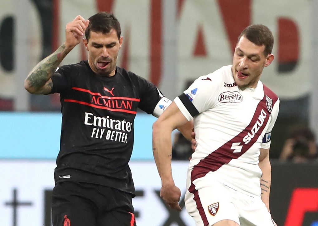 MILAN, ITALY - OCTOBER 26: Andrea Belotti (R) of Torino FC competes for the ball with Alessio Romagnoli (L) of AC Milan during the Serie A match between AC Milan and Torino FC at Stadio Giuseppe Meazza on October 26, 2021 in Milan, Italy. (Photo by Marco Luzzani/Getty Images)