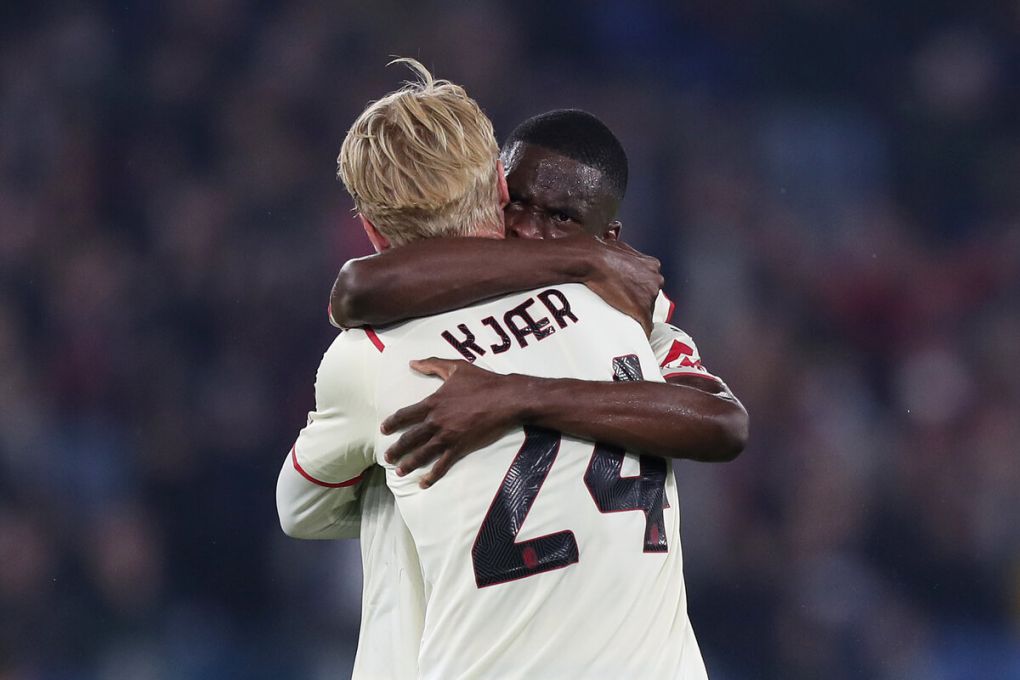 ROME, ITALY - OCTOBER 31: Simon Kjaer and Fikayo Tomori of AC Milan celebrate their side's victory after the Serie A match between AS Roma and AC Milan at Stadio Olimpico on October 31, 2021 in Rome, Italy. (Photo by Paolo Bruno/Getty Images)