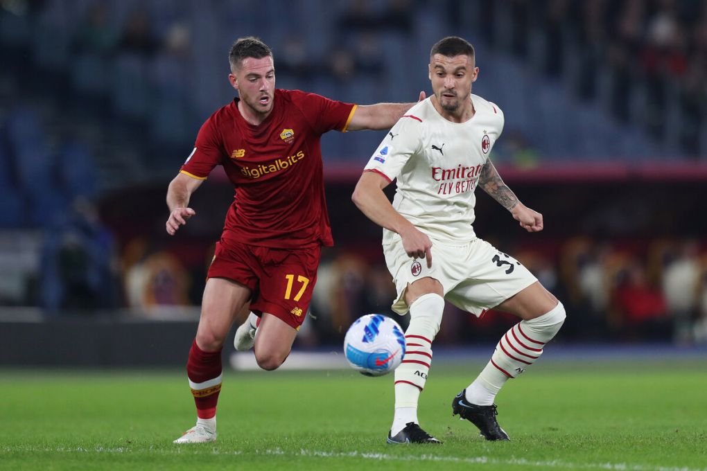 ROME, ITALY - OCTOBER 31: Rade Krunic of AC Milan battles for possession with Jordan Veretout of AS Roma during the Serie A match between AS Roma and AC Milan at Stadio Olimpico on October 31, 2021 in Rome, Italy. (Photo by Paolo Bruno/Getty Images)