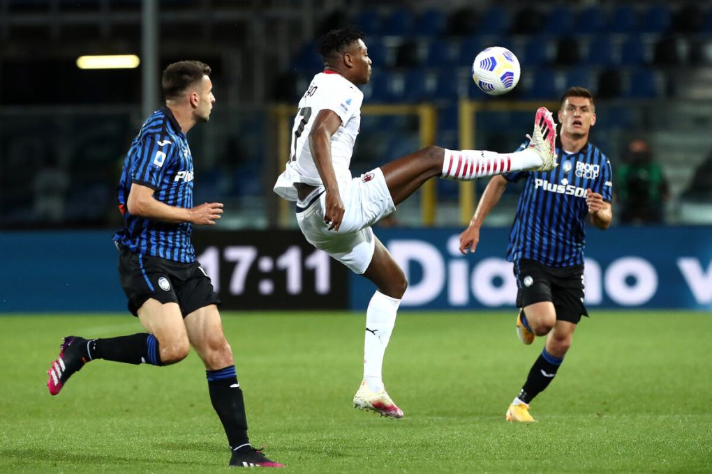 BERGAMO, ITALY - MAY 23: Rafael Leao of A.C. Milan controls the ball during the Serie A match between Atalanta BC and AC Milan at Gewiss Stadium on May 23, 2021 in Bergamo, Italy. Sporting stadiums around Italy remain under strict restrictions due to the Coronavirus Pandemic as Government social distancing laws prohibit fans inside venues resulting in games being played behind closed doors. (Photo by Marco Luzzani/Getty Images)