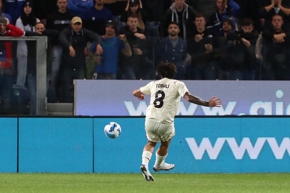 BERGAMO, ITALY - OCTOBER 03: Sandro Tonali of AC Milan scores their side's second goal during the Serie A match between Atalanta BC v AC Milan at Gewiss Stadium on October 03, 2021 in Bergamo, Italy. (Photo by Marco Luzzani/Getty Images)