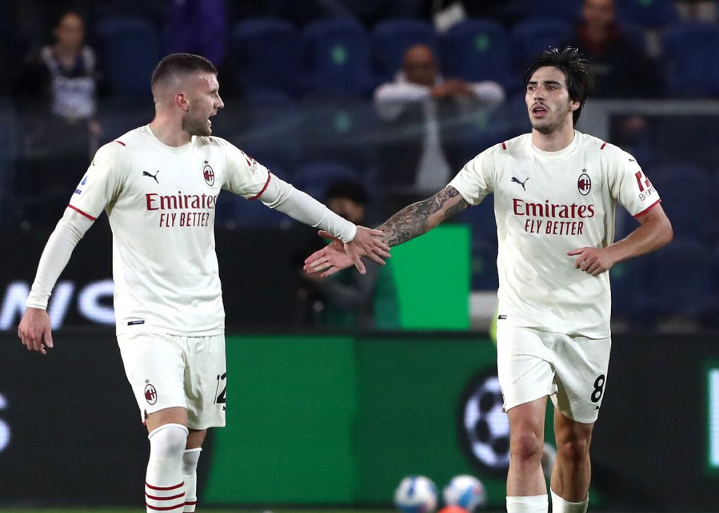 BERGAMO, ITALY - OCTOBER 03: Sandro Tonali of AC Milan celebrates with teammate Ante Rebic after scoring their side's second goal during the Serie A match between Atalanta BC v AC Milan at Gewiss Stadium on October 03, 2021 in Bergamo, Italy. (Photo by Marco Luzzani/Getty Images)