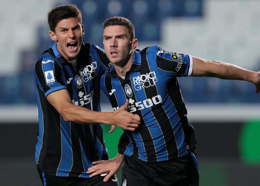 BERGAMO, ITALY - SEPTEMBER 21: Robin Gosens of Atalanta BC celebrates with his team-mate Matteo Pessina after scoring the opening goal during the Serie A match between Atalanta BC and US Sassuolo at Gewiss Stadium on September 21, 2021 in Bergamo, Italy. (Photo by Emilio Andreoli/Getty Images)