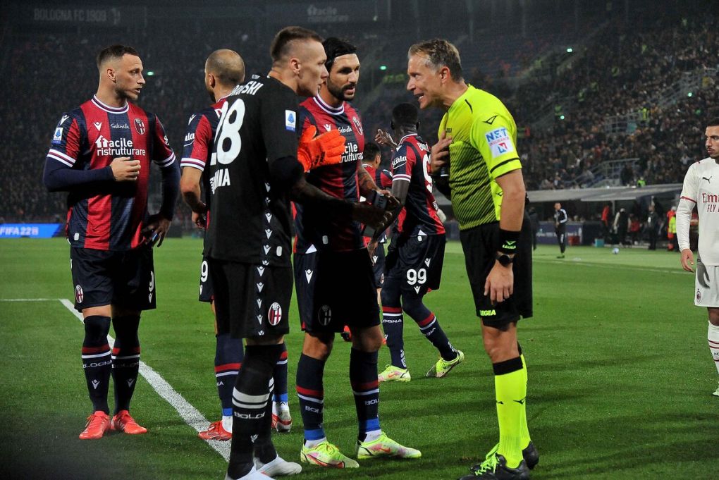 BOLOGNA, ITALY - OCTOBER 23: the referee talks to the players of Bologna FC after he shoiwn a red card to Roberto Soriano ( L ) during the Serie A match between Bologna FC and AC Milan at Stadio Renato Dall'Ara on October 23, 2021 in Bologna, Italy. (Photo by Mario Carlini / Iguana Press/Getty Images)