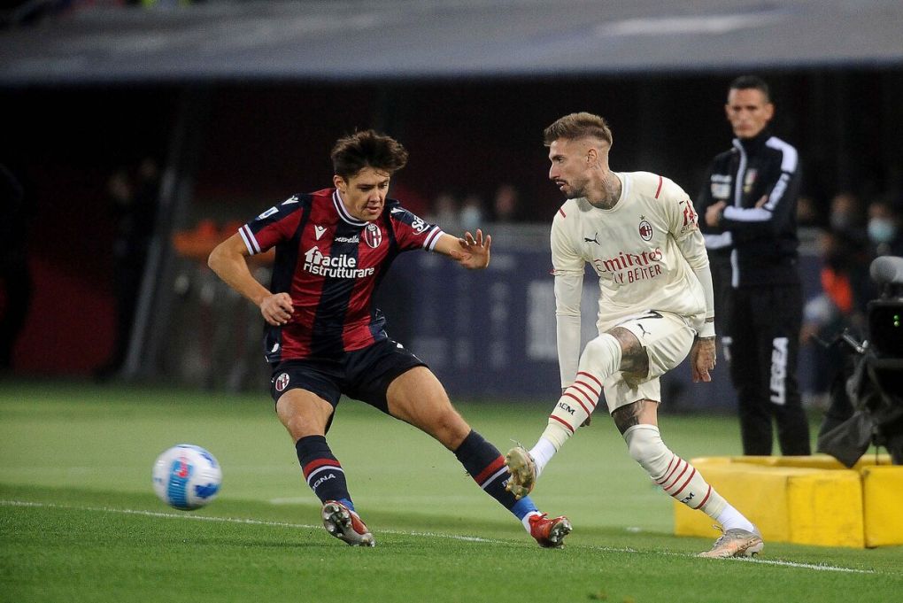 BOLOGNA, ITALY - OCTOBER 23: Samuel Castillejo of AC Milan ( R ) competes the ball with Aaron Hickey of Bologna FC ( L ) during the Serie A match between Bologna FC and AC Milan at Stadio Renato Dall'Ara on October 23, 2021 in Bologna, Italy. (Photo by Mario Carlini / Iguana Press/Getty Images)