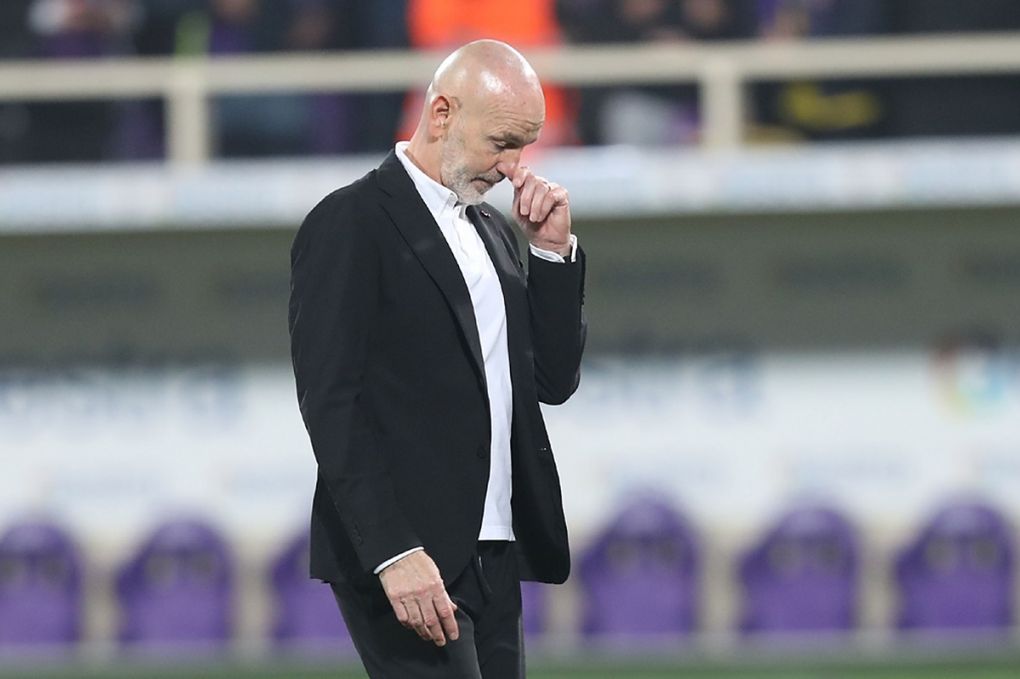 FLORENCE, ITALY - NOVEMBER 20: Stefano Pioli manager of AC Milan shows his dejection during the Serie A match between ACF Fiorentina and AC Milan at Stadio Artemio Franchi on November 20, 2021 in Florence, Italy. (Photo by Gabriele Maltinti/Getty Images)