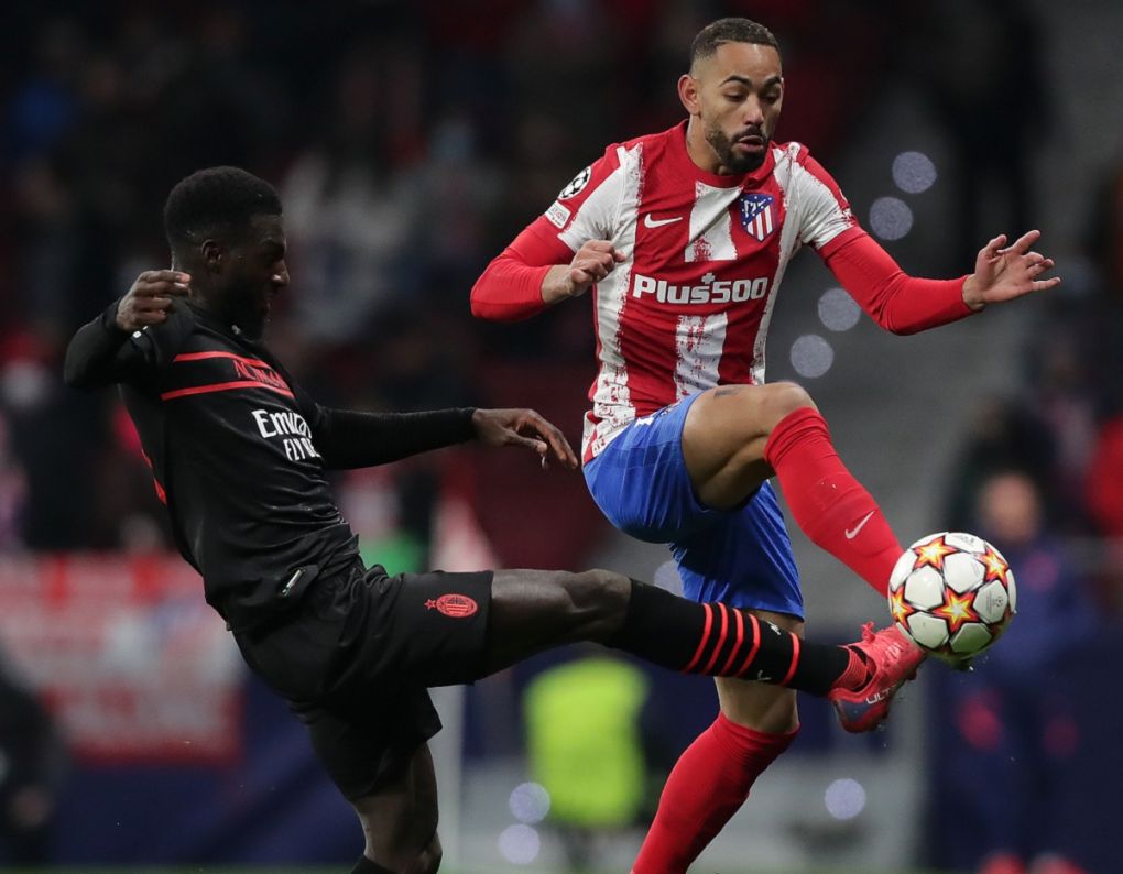 MADRID, SPAIN - NOVEMBER 24: Matheus Cunha of Atletico Madrid battles for possession with Tiemoue Bakayoko of AC Milan during the UEFA Champions League group B match between Atletico Madrid and AC Milan at Wanda Metropolitano on November 24, 2021 in Madrid, Spain. (Photo by Gonzalo Arroyo Moreno/Getty Images)