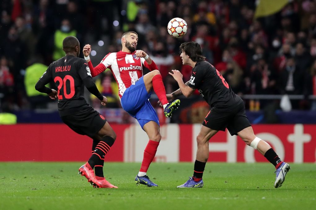 MADRID, SPAIN - NOVEMBER 24: Yannick Ferreira Carrasco of Atletico Madrid battles for possession with Pierre Kalulu and Sandro Tonali of AC Milan during the UEFA Champions League group B match between Atletico Madrid and AC Milan at Wanda Metropolitano on November 24, 2021 in Madrid, Spain. (Photo by Gonzalo Arroyo Moreno/Getty Images)