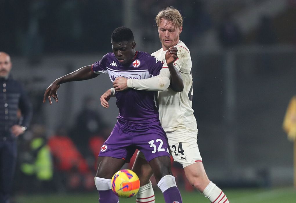 FLORENCE, ITALY - NOVEMBER 20: Alfred Duncan of ACF Fiorentina battles for the ball with Simon Kjaer of AC Milan during the Serie A match between ACF Fiorentina and AC Milan at Stadio Artemio Franchi on November 20, 2021 in Florence, Italy. (Photo by Gabriele Maltinti/Getty Images)