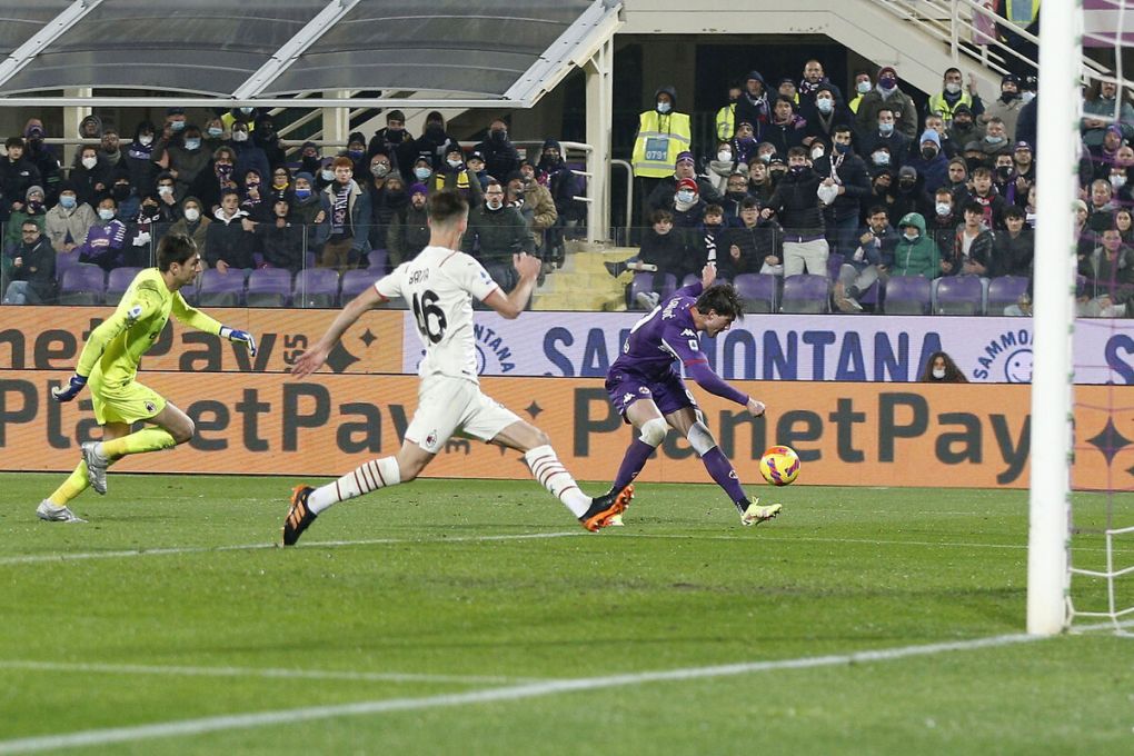 FLORENCE, ITALY - NOVEMBER 20: Dusan Vlahovic of ACF Fiorentina scores a goal during the Serie A match between ACF Fiorentina and AC Milan at Stadio Artemio Franchi on November 20, 2021 in Florence, Italy. (Photo by Gabriele Maltinti/Getty Images)