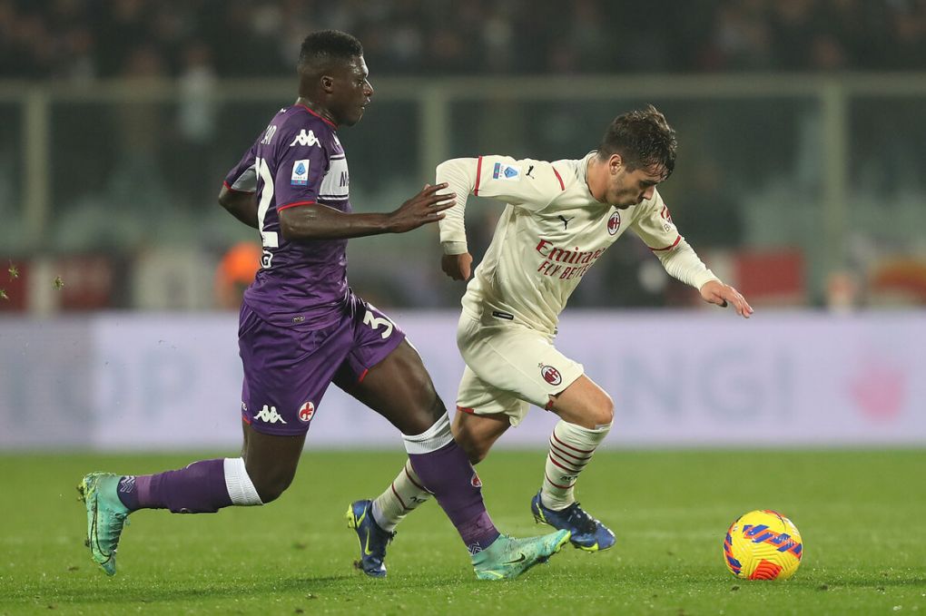 FLORENCE, ITALY - NOVEMBER 20: Alfred Duncan of ACF Fiorentina battles for the ball with Brahim Diaz of AC Milan during the Serie A match between ACF Fiorentina and AC Milan at Stadio Artemio Franchi on November 20, 2021 in Florence, Italy. (Photo by Gabriele Maltinti/Getty Images)