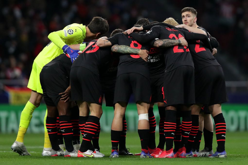 MADRID, SPAIN - NOVEMBER 24: Players of AC Milan form a huddle prior to the UEFA Champions League group B match between Atletico Madrid and AC Milan at Wanda Metropolitano on November 24, 2021 in Madrid, Spain. (Photo by Gonzalo Arroyo Moreno/Getty Images)