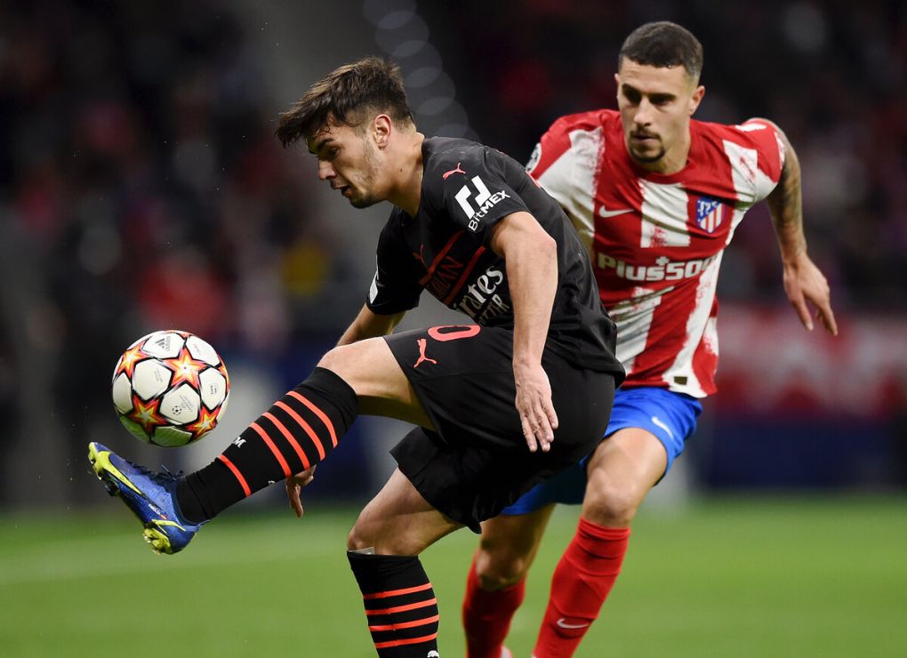 MADRID, SPAIN - NOVEMBER 24: Brahim Diaz of AC Milan is challenged by Mario Hermoso of Atletico Madrid during the UEFA Champions League group B match between Atletico Madrid and AC Milan at Wanda Metropolitano on November 24, 2021 in Madrid, Spain. (Photo by Denis Doyle/Getty Images)