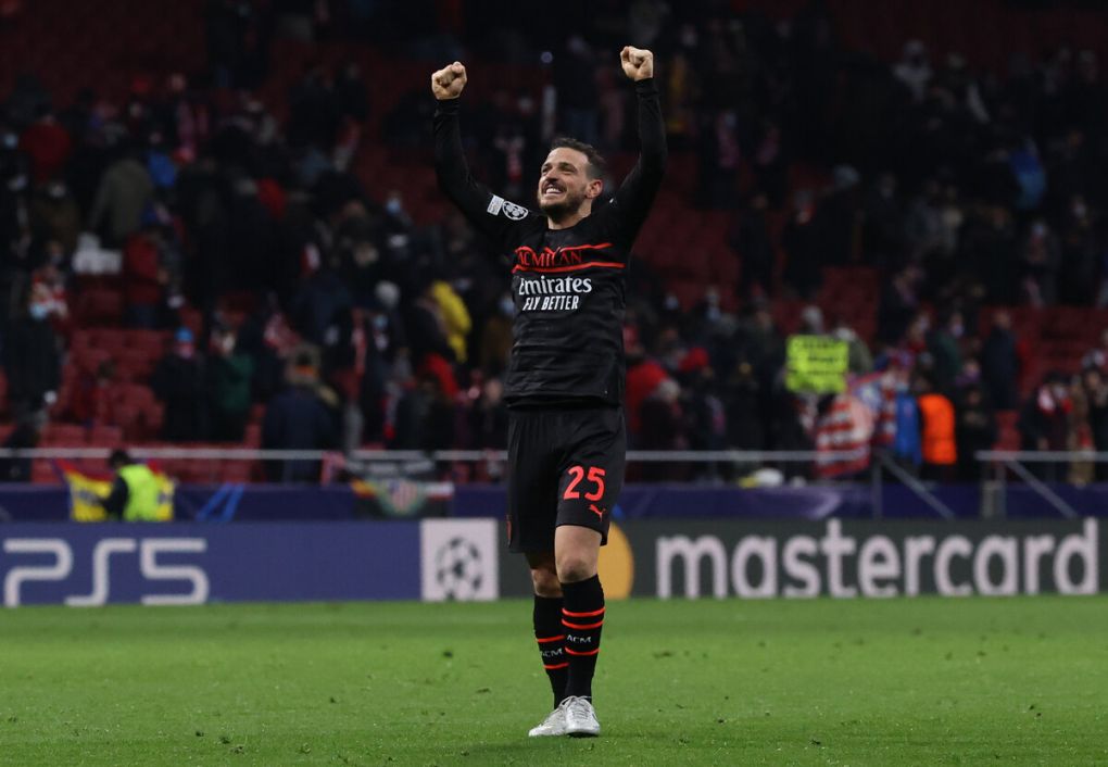 MADRID, SPAIN - NOVEMBER 24: Alessandro Florenzi of AC Milan acknowledges the audience after winning the UEFA Champions League group B match between Atletico Madrid and AC Milan at Wanda Metropolitano on November 24, 2021 in Madrid, Spain. (Photo by Gonzalo Arroyo Moreno/Getty Images)