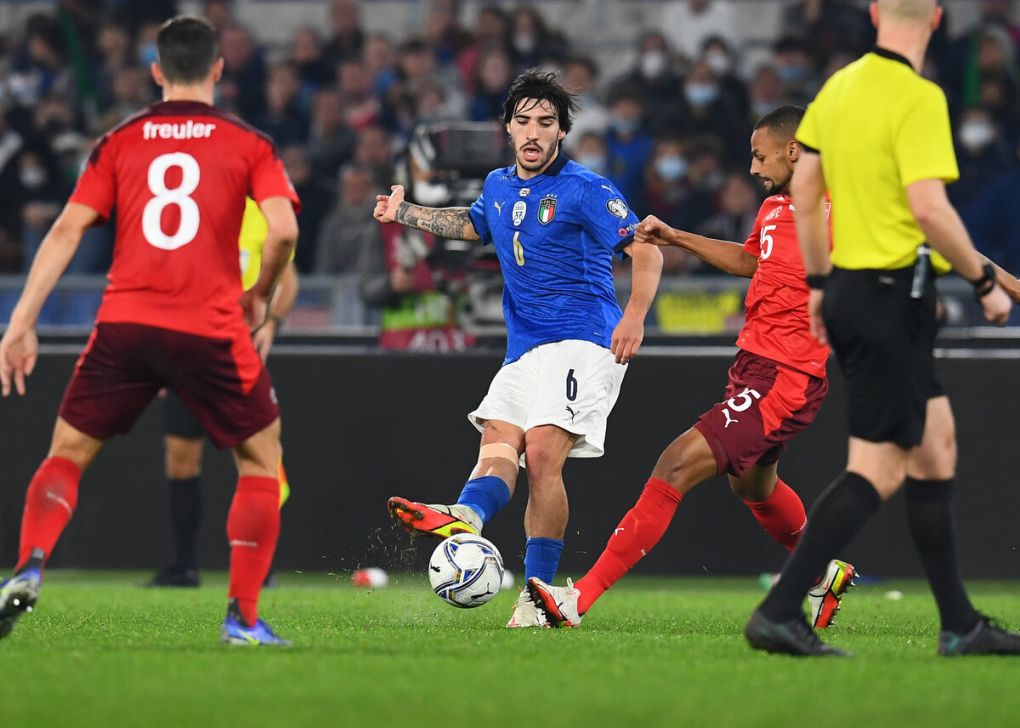 ROME, ITALY - NOVEMBER 12: Sandro Tonali of Italy competes for the ball with Djibril Sow of Switzerland the 2022 FIFA World Cup Qualifier match between Italy and Switzerland at Stadio Olimpico on November 12, 2021 in Rome, Italy. (Photo by Claudio Villa/Getty Images)