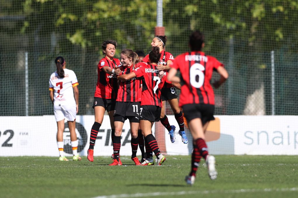 MILAN, ITALY - OCTOBER 10: Christy Grimshaw of AC Milan celebrates with team mates after scoring to level the game at 1-1 during the Women Serie A match between AC Milan and AS Roma at Campo Sportivo Vismara on October 10, 2021 in Milan, Italy. (Photo by Jonathan Moscrop/Getty Images)