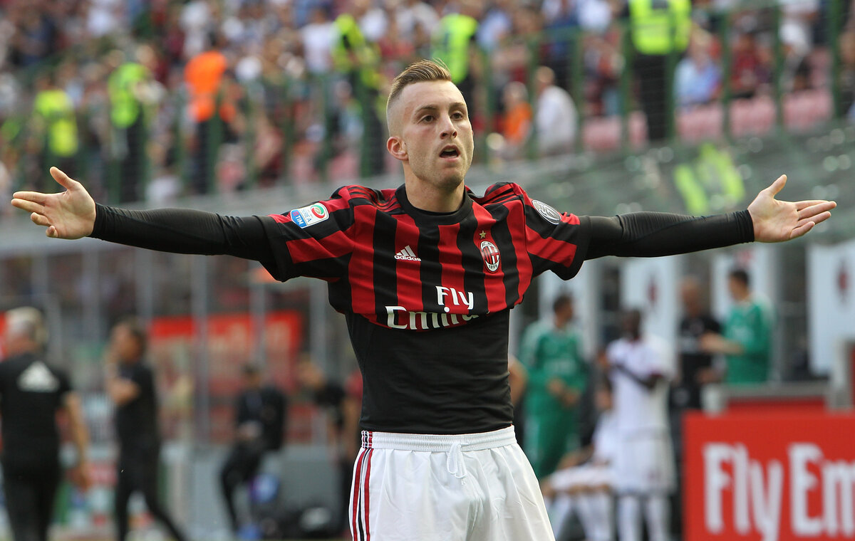 MILAN, ITALY - MAY 21: Gerard Deulofeu of AC Milan celebrates after scoring the opening goal during the Serie A match between AC Milan and Bologna FC at Stadio Giuseppe Meazza on May 21, 2017 in Milan, Italy. (Photo by Marco Luzzani/Getty Images)