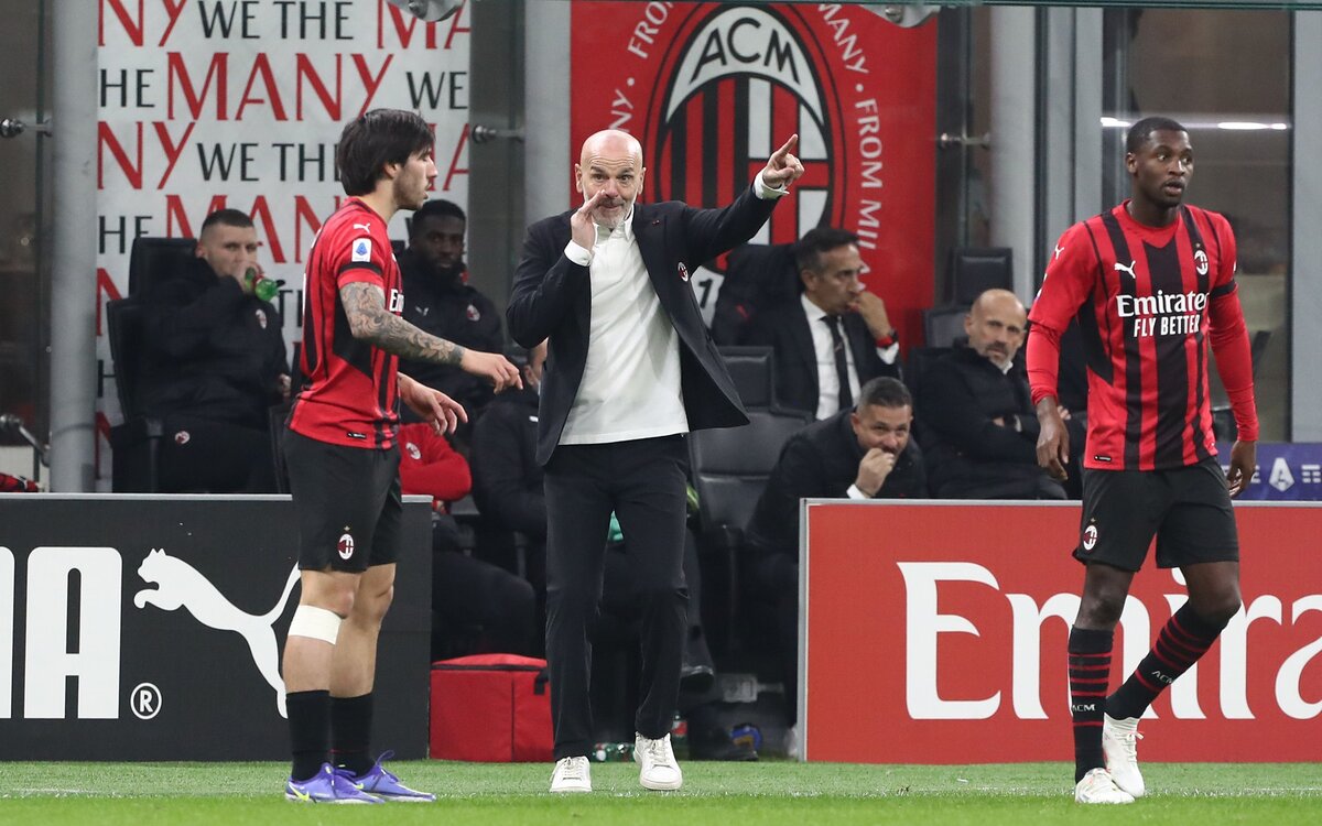 MILAN, ITALY - NOVEMBER 07: AC Milan coach Stefano Pioli issues instructions to his players during the Serie A match between AC Milan and FC Internazionale at Stadio Giuseppe Meazza on November 07, 2021 in Milan, Italy. (Photo by Marco Luzzani/Getty Images)