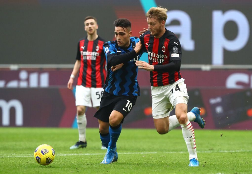MILAN, ITALY - FEBRUARY 21: Lautaro Martinez of Internazionale competes for the ball with Simon Kjaer of AC Milan during the Serie A match between AC Milan and FC Internazionale at Stadio Giuseppe Meazza on February 21, 2021 in Milan, Italy. (Photo by Marco Luzzani/Getty Images)