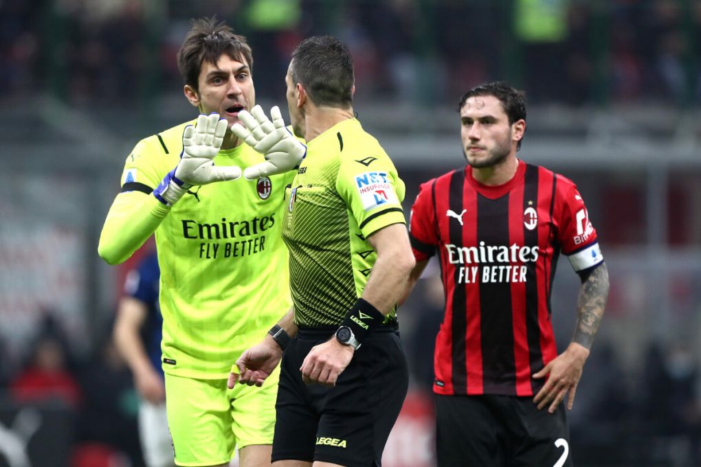 MILAN, ITALY - NOVEMBER 07: Ciprian Tatarusanu of AC Milan confronts the match referee after a penalty is awarded during the Serie A match between AC Milan and FC Internazionale at Stadio Giuseppe Meazza on November 07, 2021 in Milan, Italy. (Photo by Marco Luzzani/Getty Images)