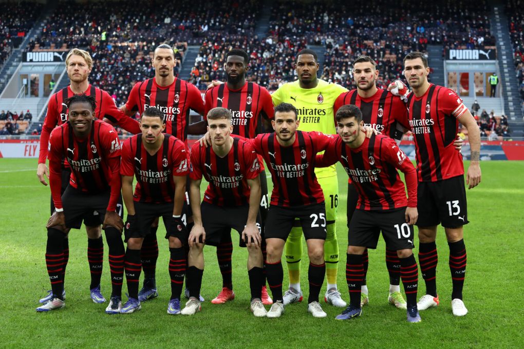 MILAN, ITALY - NOVEMBER 28: AC Milan players stand for a team photo prior to the Serie A match between AC Milan and US Sassuolo at Stadio Giuseppe Meazza on November 28, 2021 in Milan, Italy. (Photo by Marco Luzzani/Getty Images)