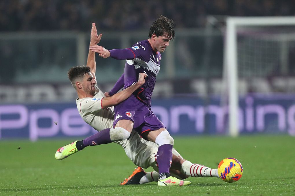 FLORENCE, ITALY - NOVEMBER 20: Dusan Vlahovic of ACF Fiorentina battles for the ball with Matteo Gabbia of AC Milan during the Serie A match between ACF Fiorentina and AC Milan at Stadio Artemio Franchi on November 20, 2021 in Florence, Italy. (Photo by Gabriele Maltinti/Getty Images)