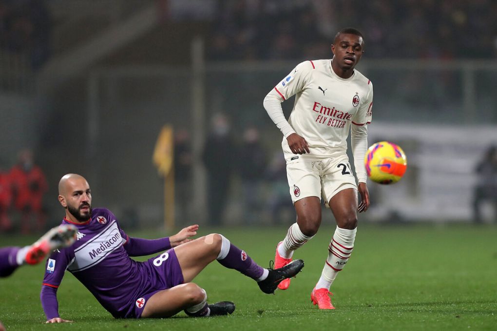 FLORENCE, ITALY - NOVEMBER 20: Riccardo Saponara of ACF Fiorentina battles for the ball with Pierre Kalulu of AC Milan during the Serie A match between ACF Fiorentina and AC Milan at Stadio Artemio Franchi on November 20, 2021 in Florence, Italy. (Photo by Gabriele Maltinti/Getty Images)