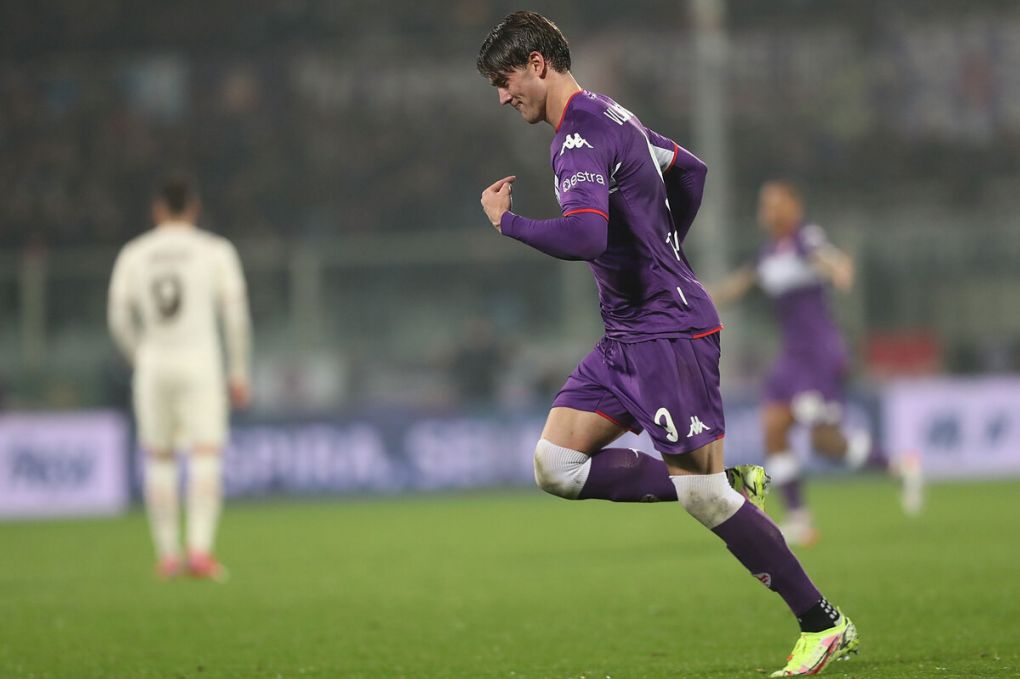 FLORENCE, ITALY - NOVEMBER 20: Dusan Vlahovic of ACF Fiorentina celebrates after scoring his second goal during the Serie A match between ACF Fiorentina and AC Milan at Stadio Artemio Franchi on November 20, 2021 in Florence, Italy. (Photo by Gabriele Maltinti/Getty Images)