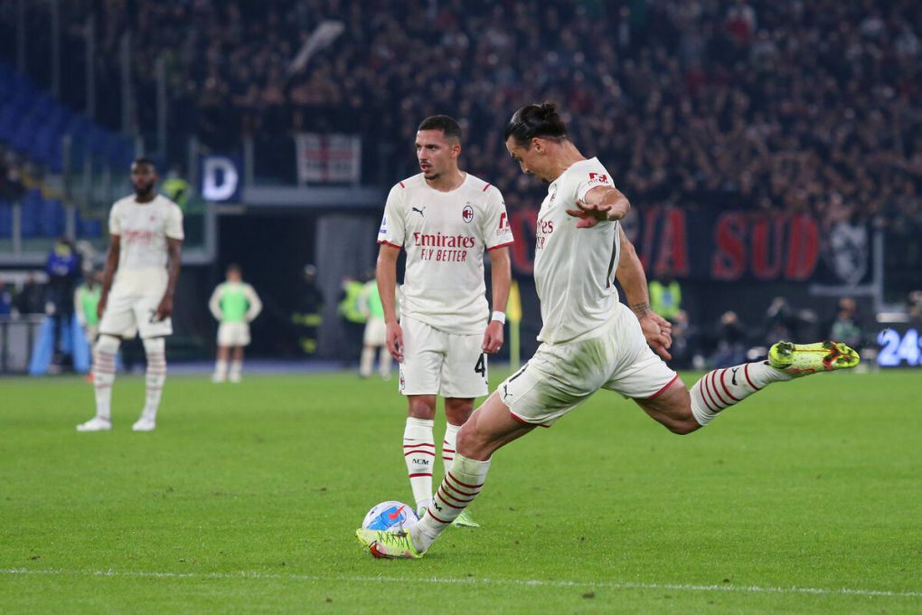 ROME, ITALY - OCTOBER 31: Zlatan Ibrahimovic of AC Milan scores their side's first goal from a free kick during the Serie A match between AS Roma and AC Milan at Stadio Olimpico on October 31, 2021 in Rome, Italy. (Photo by Paolo Bruno/Getty Images)