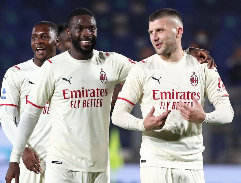 BERGAMO, ITALY - OCTOBER 03: Fikayo Tomori and Ante Rebic of AC Milan celebrate a victory at the end of the Serie A match between Atalanta BC v AC Milan at Gewiss Stadium on October 03, 2021 in Bergamo, Italy. (Photo by Marco Luzzani/Getty Images)