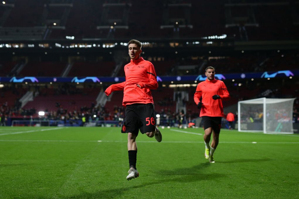 MADRID, SPAIN - NOVEMBER 24: Alexis Saelemaekers (L) of AC Milan and his teammate Theo Hernandez (R) warm up before the UEFA Champions League group B match between Atletico Madrid and AC Milan at Wanda Metropolitano on November 24, 2021 in Madrid, Spain. (Photo by Gonzalo Arroyo Moreno/Getty Images)