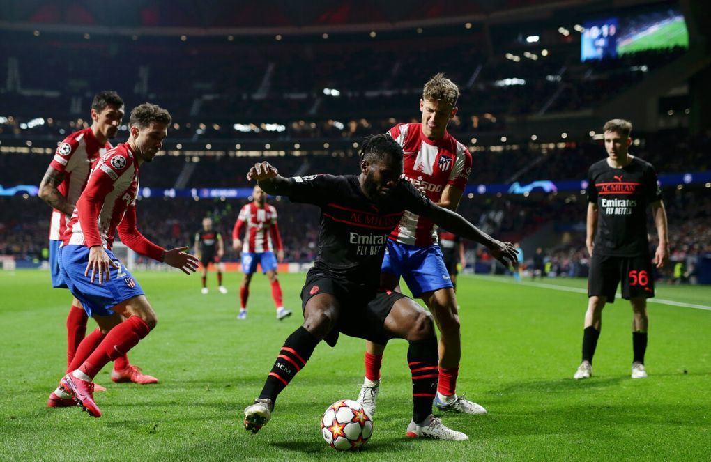 MADRID, SPAIN - NOVEMBER 24: Franck Kessie of AC Milan battles for possession with Marcos Llorente of Atletico Madrid during the UEFA Champions League group B match between Atletico Madrid and AC Milan at Wanda Metropolitano on November 24, 2021 in Madrid, Spain. (Photo by Gonzalo Arroyo Moreno/Getty Images)