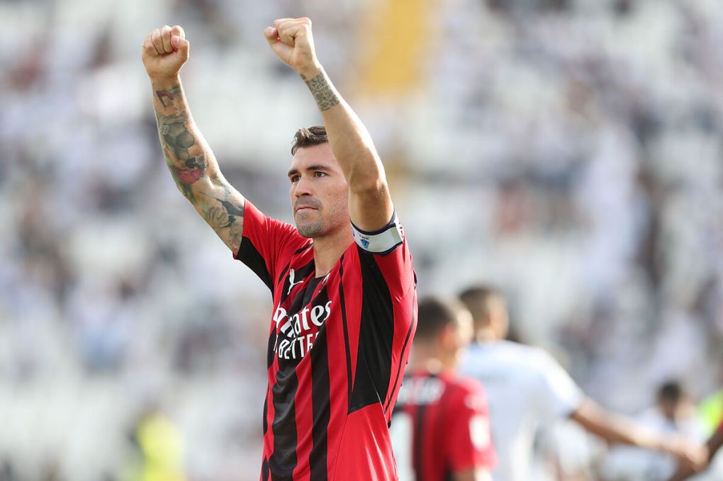 LA SPEZIA, ITALY - SEPTEMBER 25: Alessio Romagnoli of AC Milan celebrates the victory after the Serie A match between Spezia Calcio and AC Milan at Stadio Alberto Picco on September 25, 2021 in La Spezia, Italy. (Photo by Gabriele Maltinti/Getty Images)