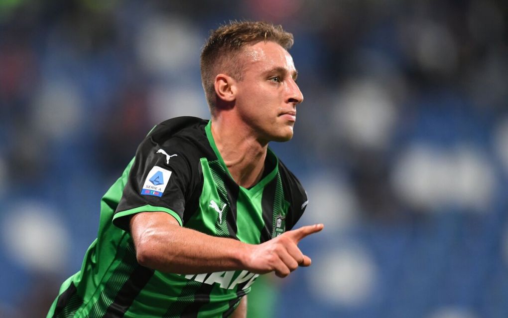 REGGIO NELL'EMILIA, ITALY - OCTOBER 23: Davide Frattesi of US Sassuolo celebrates after scoring his team third goal during the Serie A match between US Sassuolo and Venezia FC at Mapei Stadium - Citta' del Tricolore on October 23, 2021 in Reggio nell'Emilia, Italy. (Photo by Alessandro Sabattini/Getty Images)