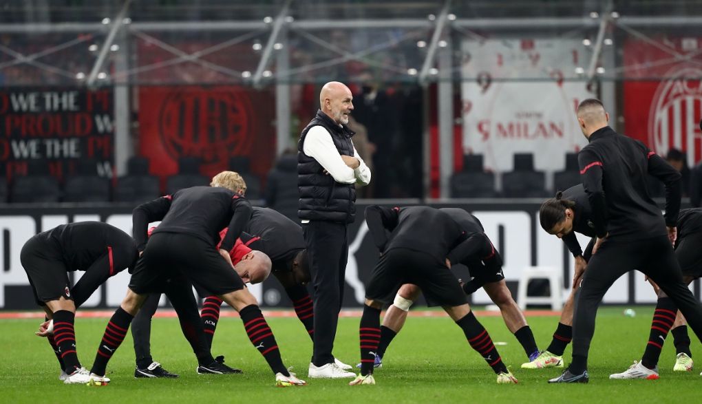 MILAN, ITALY - NOVEMBER 07: AC Milan coach Stefano Pioli issues instructions to his players before the Serie A match between AC Milan and FC Internazionale at Stadio Giuseppe Meazza on November 07, 2021 in Milan, Italy. (Photo by Marco Luzzani/Getty Images)