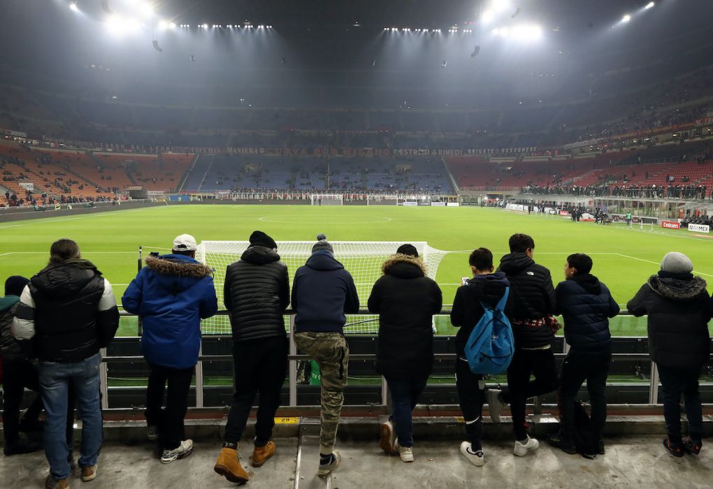 MILAN, ITALY - DECEMBER 19: A general view inside the stadium as fans watch on prior to the Serie A match between AC Milan and SSC Napoli at Stadio Giuseppe Meazza on December 19, 2021 in Milan, Italy. (Photo by Marco Luzzani/Getty Images)