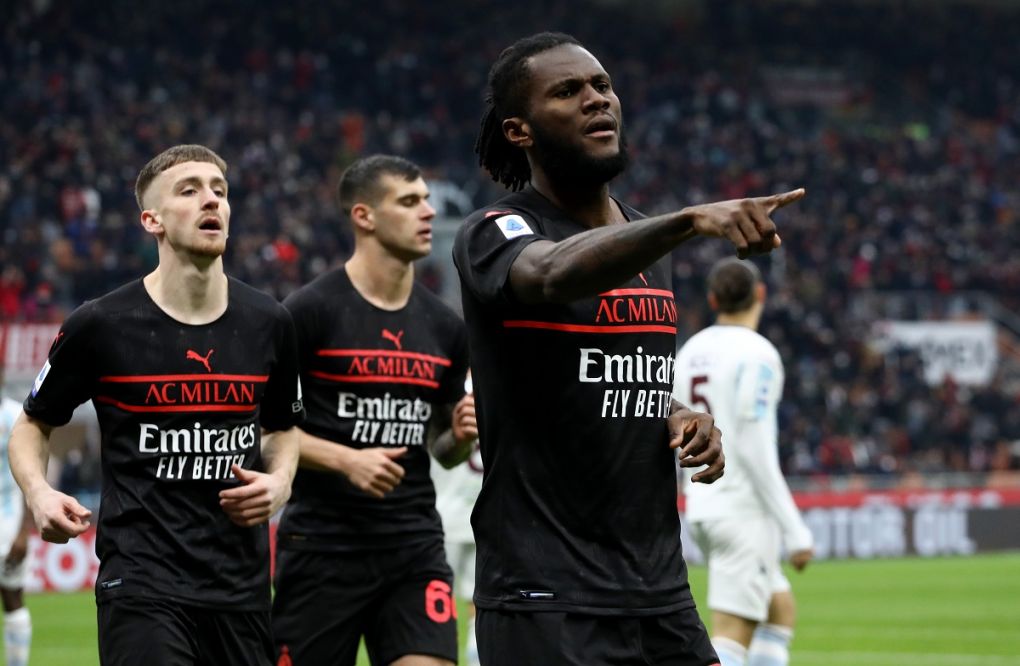 MILAN, ITALY - DECEMBER 04: Franck Kessie of AC Milan celebrates after scoring their side's first goal during the Serie A match between AC Milan v US Salernitana at Stadio Giuseppe Meazza on December 04, 2021 in Milan, Italy. (Photo by Marco Luzzani/Getty Images)
