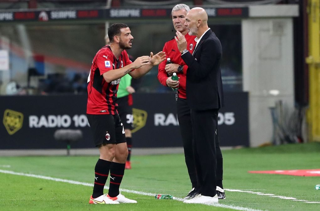 MILAN, ITALY - SEPTEMBER 22: AC Milan coach Stefano Pioli issues instructions to his player Alessandro Florenzi during the Serie A match between AC Milan and Venezia FC at Stadio Giuseppe Meazza on September 22, 2021 in Milan, Italy. (Photo by Marco Luzzani/Getty Images)