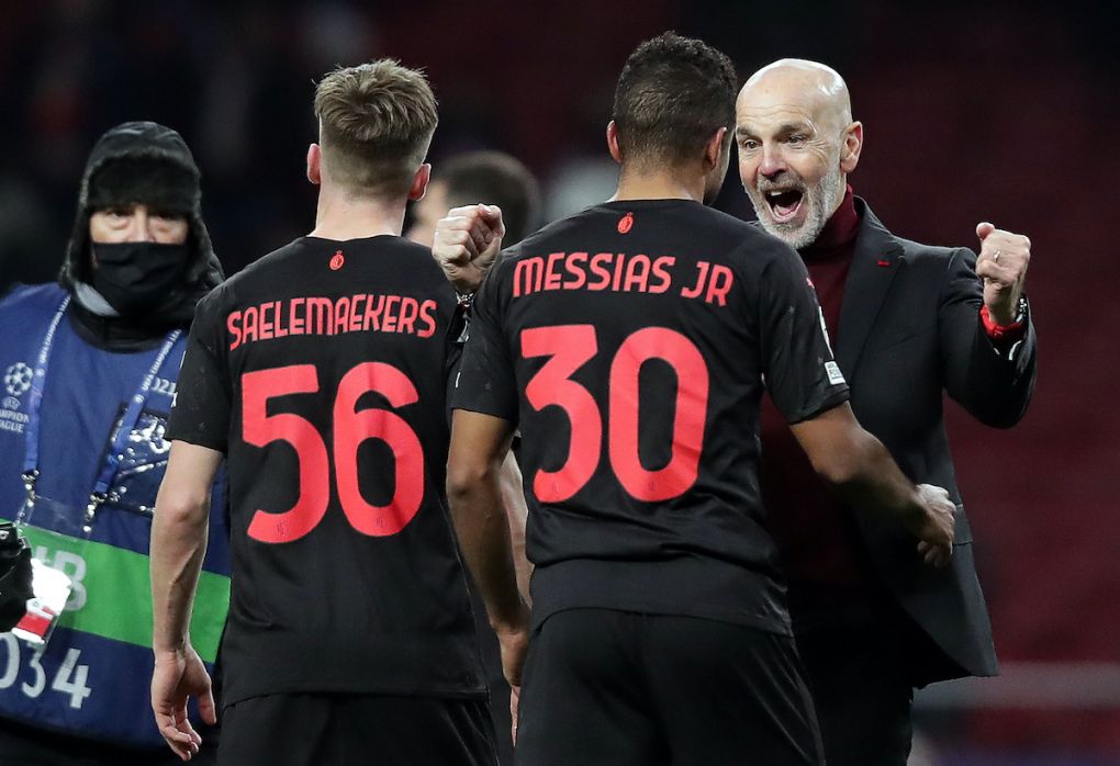 MADRID, SPAIN - NOVEMBER 24: Stefano Pioli, Head Coach of AC Milan celebrates their side's victory with Alexis Saelemaekers and Junior Messias of AC Milan after the UEFA Champions League group B match between Atletico Madrid and AC Milan at Wanda Metropolitano on November 24, 2021 in Madrid, Spain. (Photo by Gonzalo Arroyo Moreno/Getty Images)
