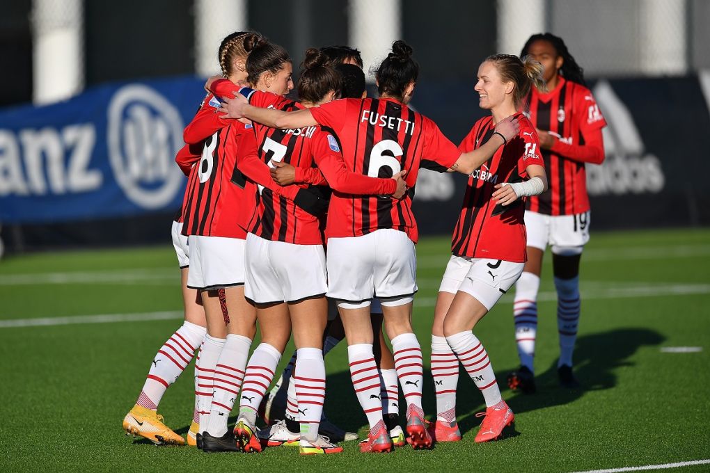 VINOVO, ITALY - DECEMBER 12: Nina Stapelfeldt of AC Milan celebrates the opening goal wit team mates during the Women Serie A match between Juventus and AC Milan on December 12, 2021 in Vinovo, Italy. (Photo by Valerio Pennicino/Getty Images)