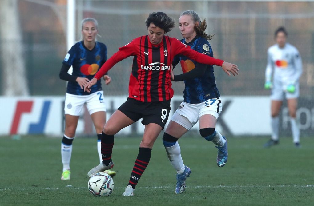 MILAN, ITALY - DECEMBER 05: Valentina Giacinti of AC Milan competes for the ball with Henrietta Csiszar of FC Internazionale during the Women Serie A match between AC Milan and FC Internazionale at Campo Sportivo Vismara on December 05, 2021 in Milan, Italy. (Photo by Marco Luzzani/Getty Images)