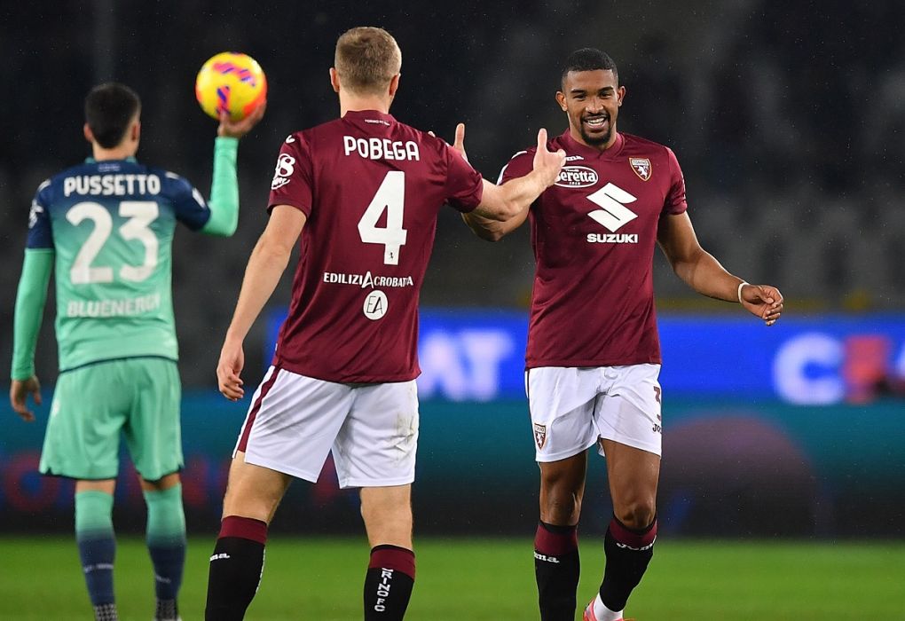 TURIN, ITALY - NOVEMBER 22: Gleison Bremer of Torino FC celebrates a goal with team mate Tommaso Pobega during the Serie A match between Torino FC and Udinese Calcio at Stadio Olimpico di Torino on November 22, 2021 in Turin, Italy. (Photo by Valerio Pennicino/Getty Images)