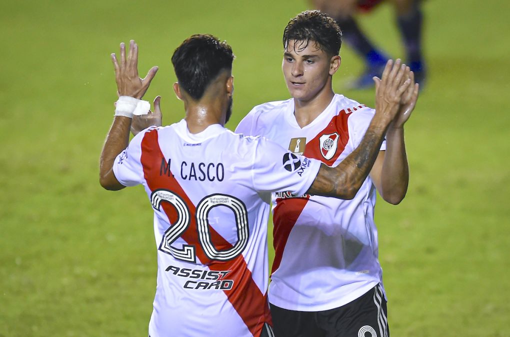 Julian Alvarez (R) of River Plate